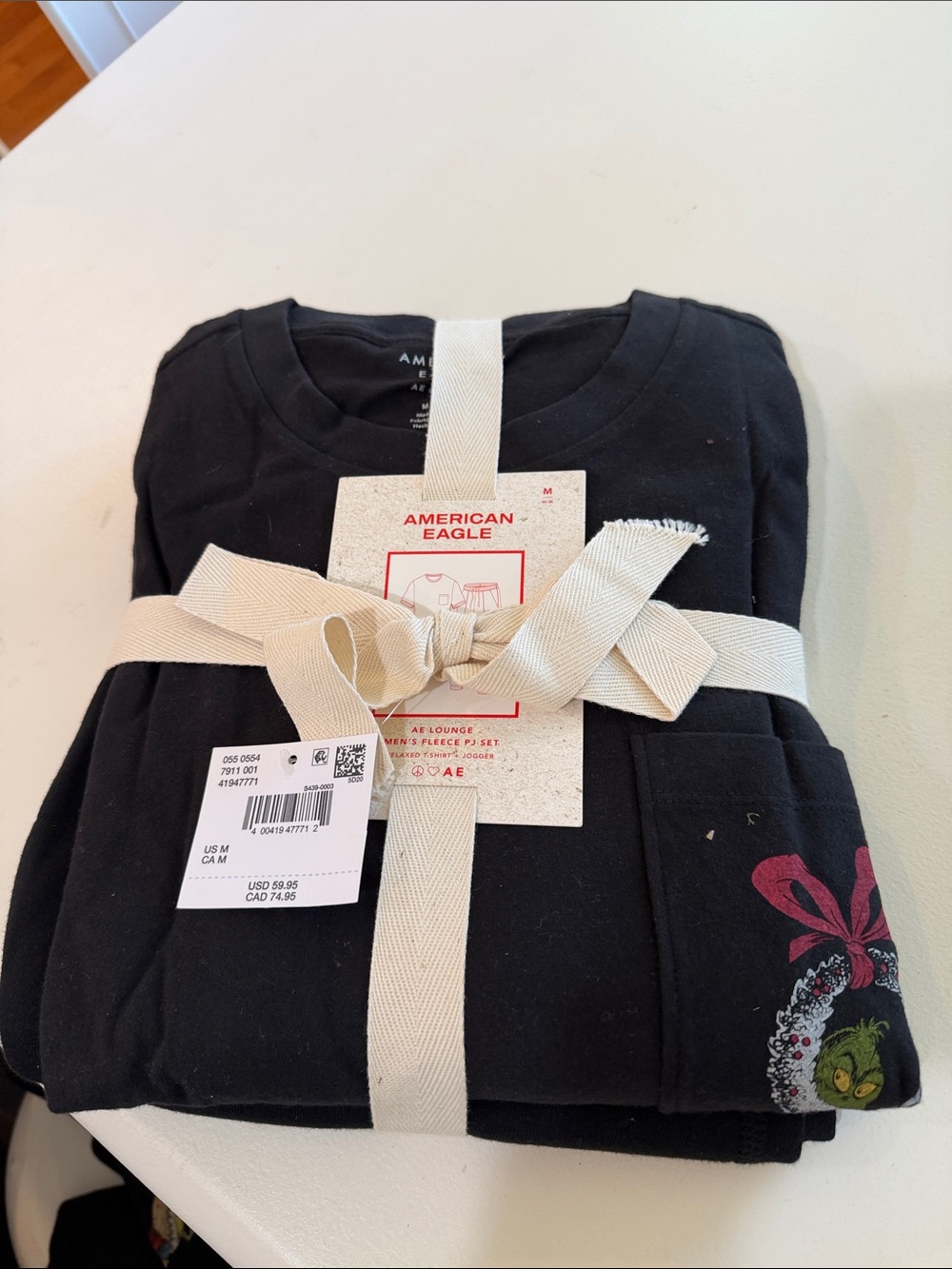 American Eagle Outfitters Holiday Grinch Pajama Set.  Sz M. Box55